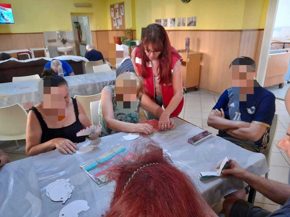 Izrada ukrasa i pripreme za povratak u novouređeni Dom
